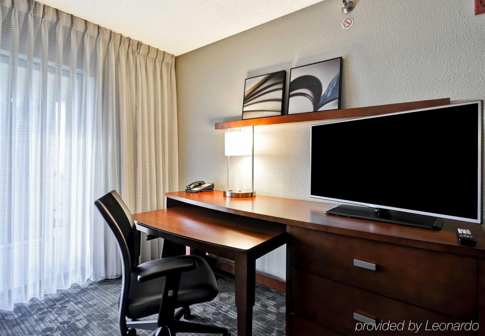 Courtyard By Marriott Jacksonville Airport/ Northeast Экстерьер фото