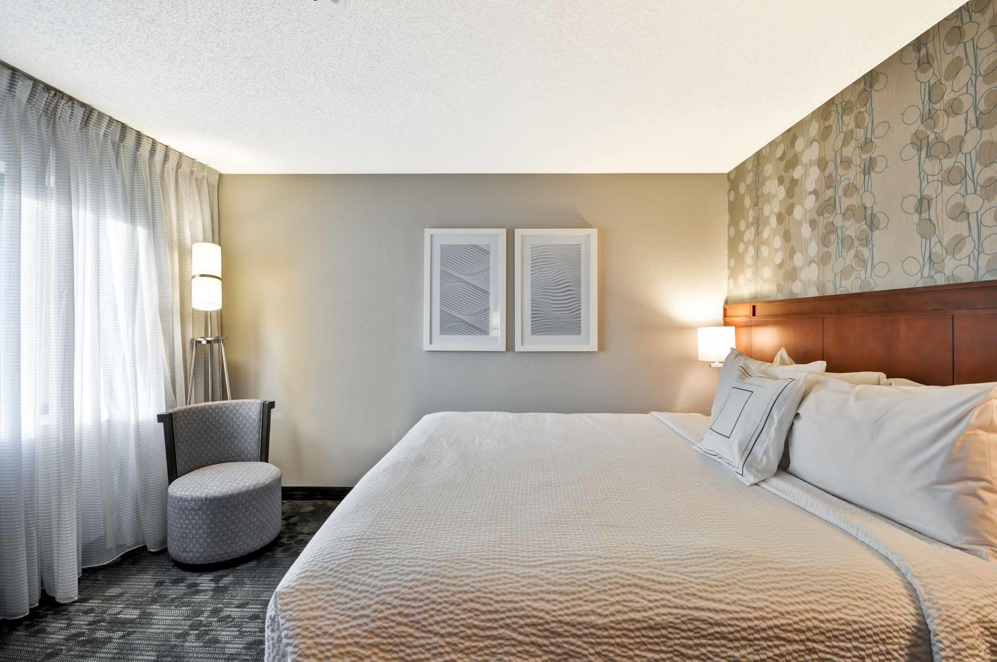 Courtyard By Marriott Jacksonville Airport/ Northeast Экстерьер фото