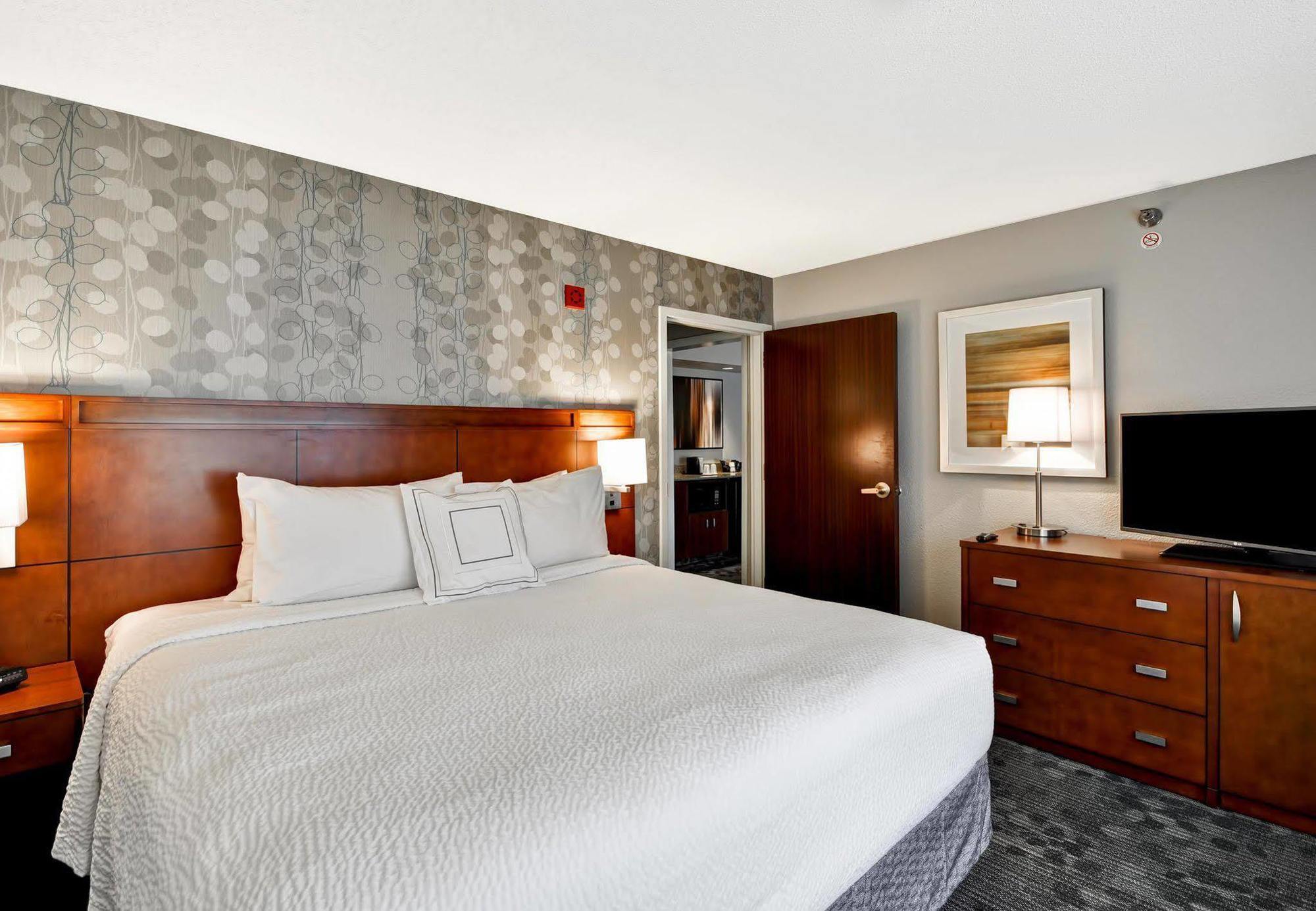 Courtyard By Marriott Jacksonville Airport/ Northeast Экстерьер фото